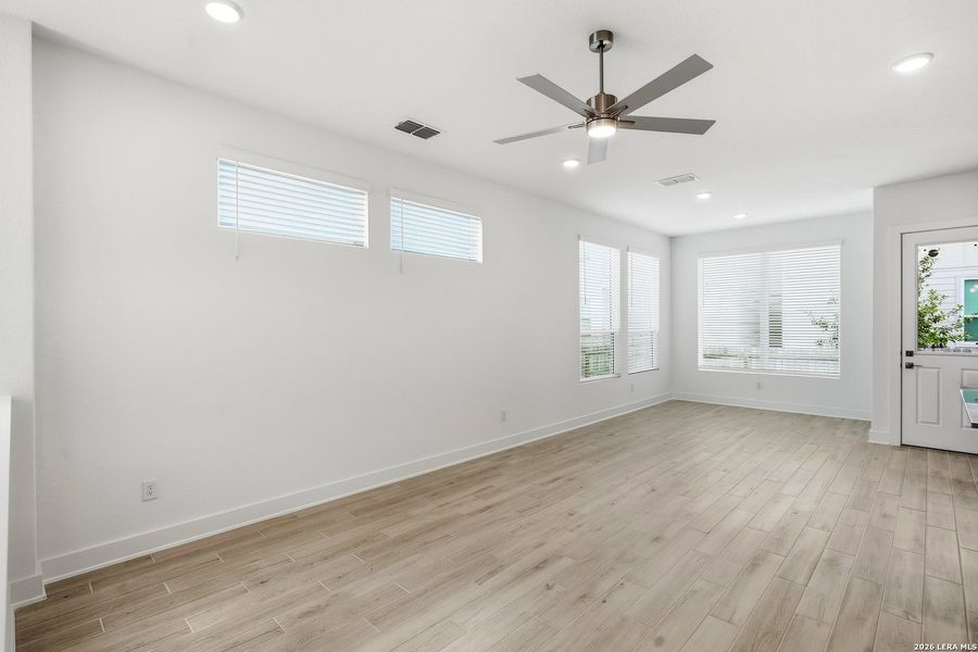 Spacious, unfurnished interior of a new home in Rose Hill, San Antonio (Image 10).