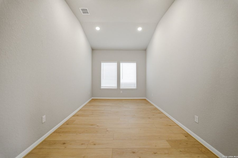 Spacious, unfurnished interior of a new home in Hennersby Hollow, San Antonio (Image 22).