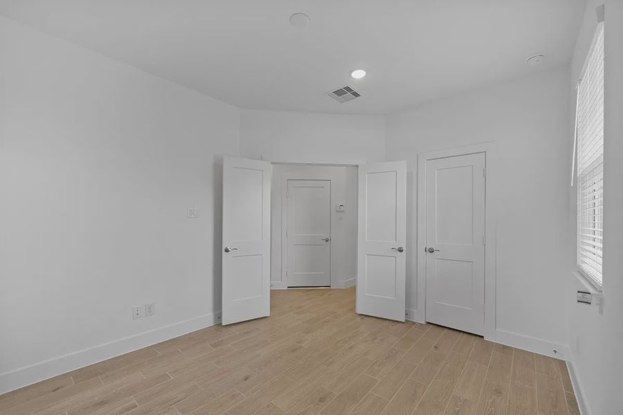 Spacious, unfurnished interior of a new home in Elyson Courtyard Collection, Katy (Image 12).