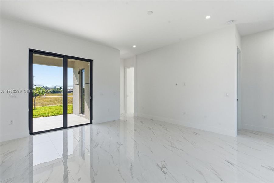 Spacious, unfurnished interior of a new home in , Cape Coral (Image 37).