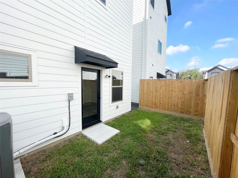 This home offers both side yard and backyard fully fenced. This home offers both side yard and backyard fully fenced.
