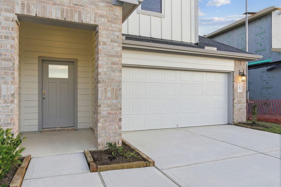 Exterior details and patio area of a home in Evergreen, Rosenberg (Image 16).
