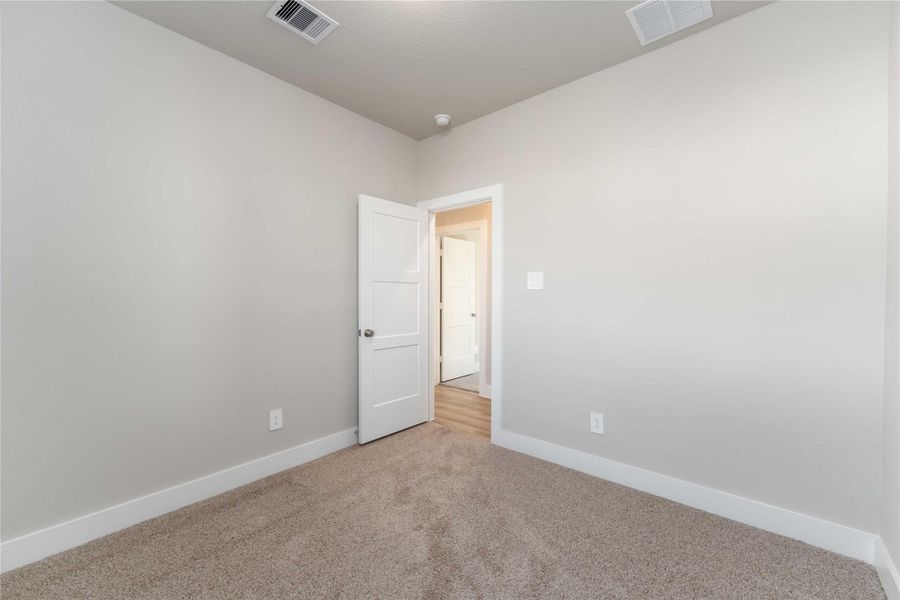 Spacious, unfurnished interior of a new home in Laurel Landing, Alvin (Image 19).