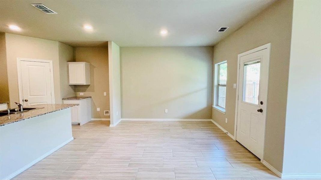 Spacious, unfurnished interior of a new home in Sunnycreek, Fort Worth (Image 10). Spacious, unfurnished interior of a new home in Sunnycreek, Fort Worth (Image 10).