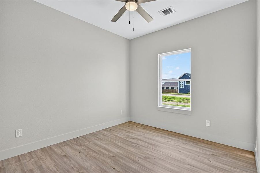 Spacious, unfurnished interior of a new home in , Sherman (Image 16).