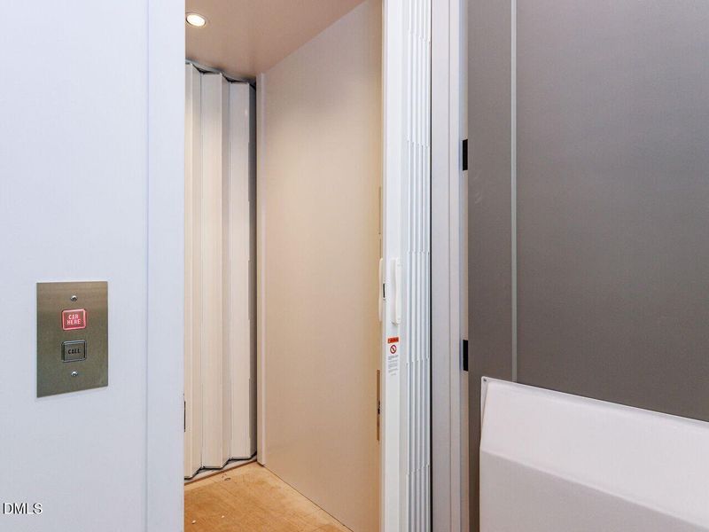 048-1280x960-elevator