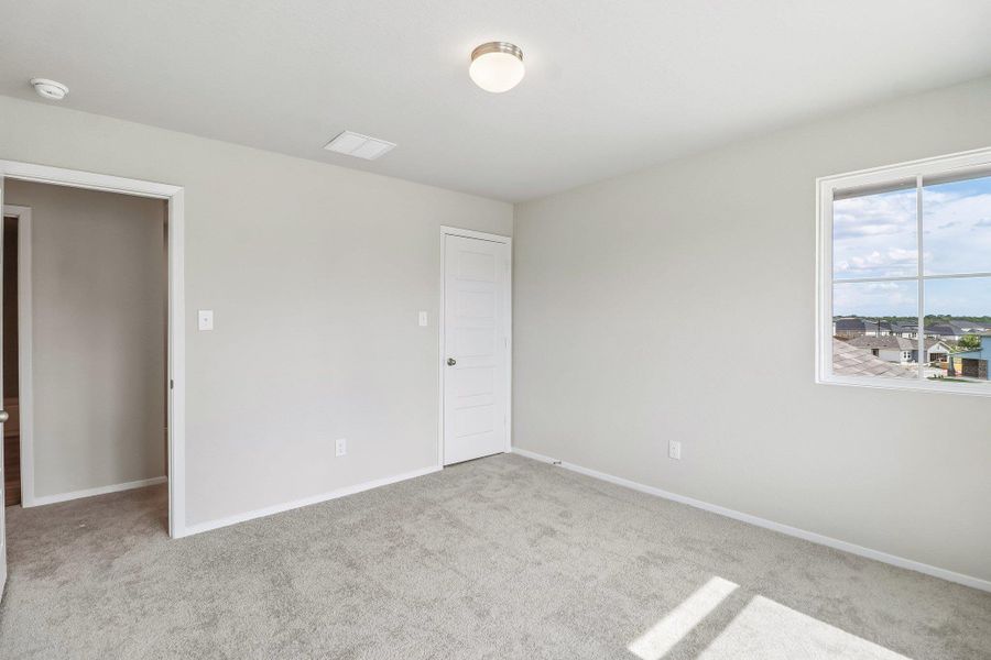 Spacious, unfurnished interior of a new home in Hunters Ranch, San Antonio (Image 20).