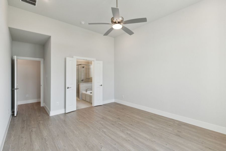Representative unfurnished interior of a home built from the Dove by Centre Living Homes in Dove Hollow, Waxahachie (Image 41).