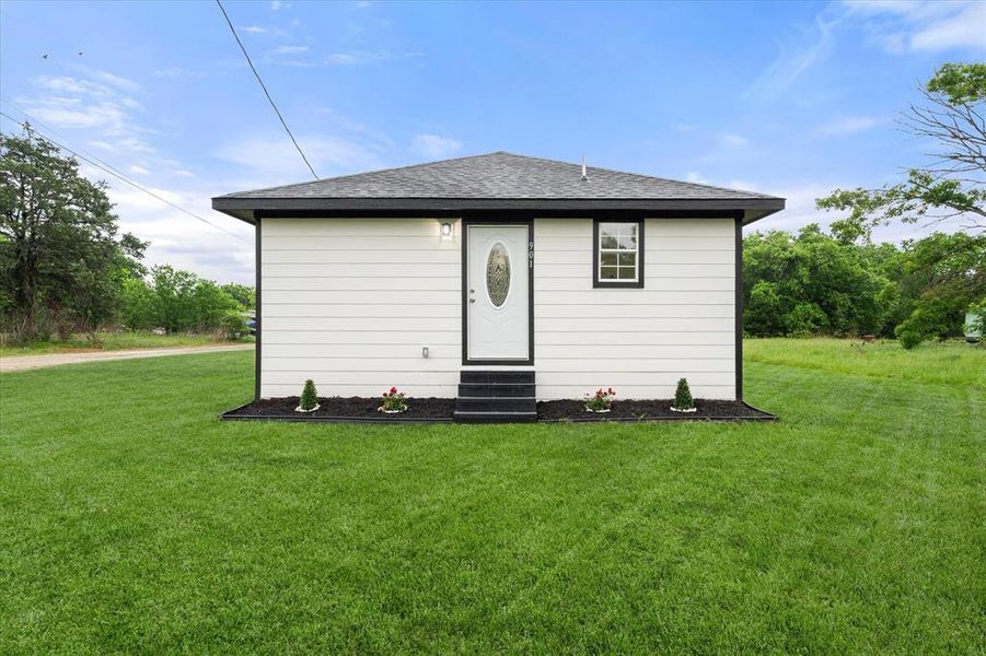 Exterior details and patio area of a home in , Dawson (Image 17).