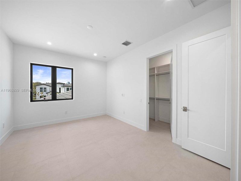 Spacious, unfurnished interior of a new home in , Hollywood (Image 77).