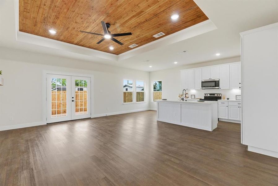 Spacious, unfurnished interior of a new home in , Granbury (Image 13).