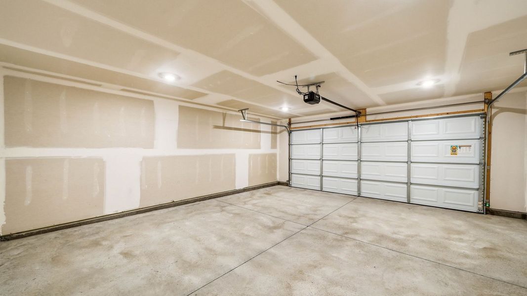 Spacious, unfurnished interior of a new home in Oak Hill, Vonore (Image 28).