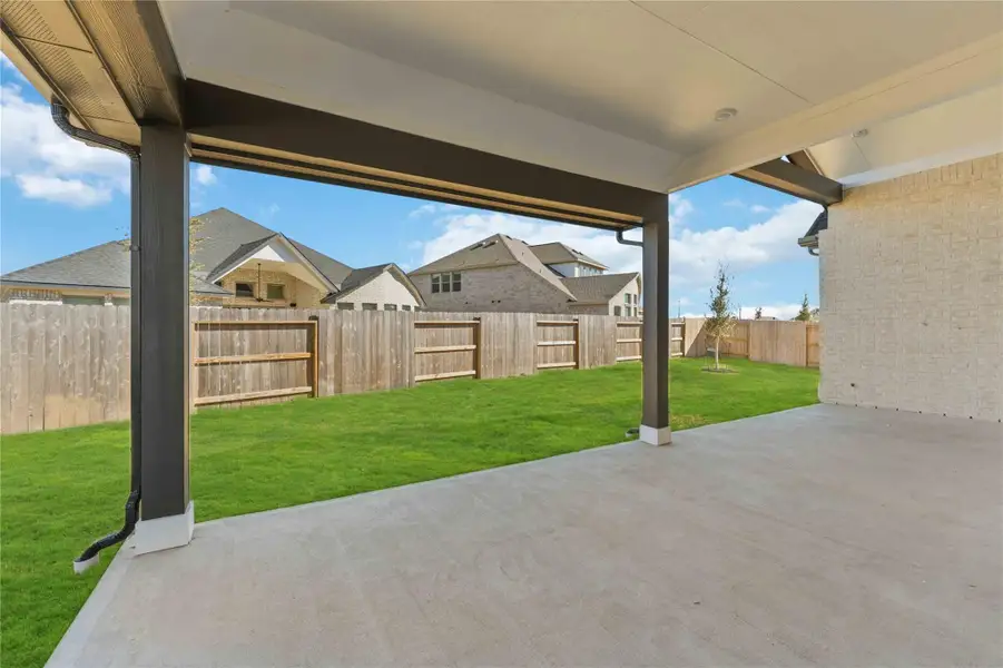 Exterior details and patio area of a home in Valencia, Manvel (Image 21).