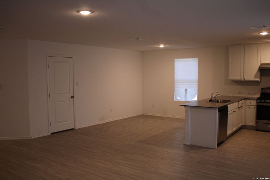 Spacious, unfurnished interior of a new home in Waterwheel, San Antonio (Image 9).