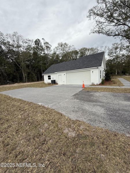 Exterior details and patio area of a home in , Macclenny (Image 4).