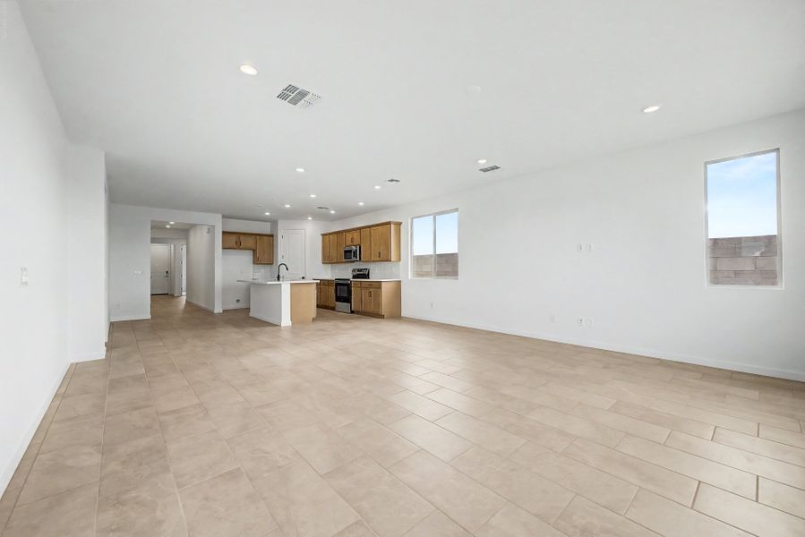 Spacious, unfurnished interior of a new home in Skyline Village, San Tan Valley (Image 8).