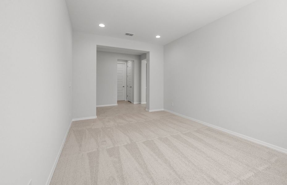 Spacious, unfurnished interior of a new home in Allen Ranches, Litchfield Park (Image 27).