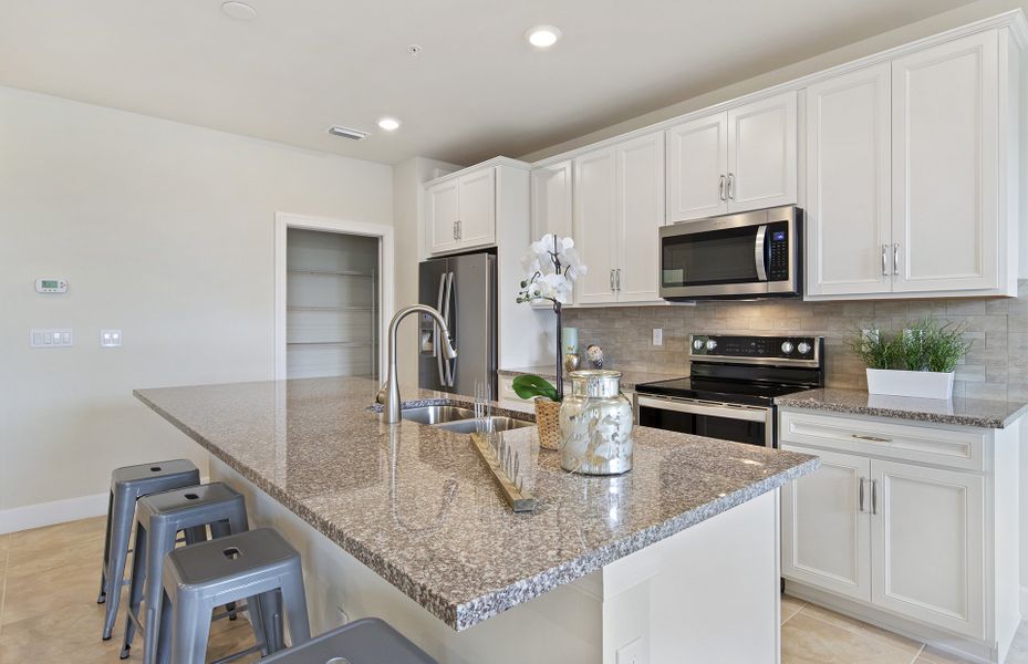 Large center island, perfect for breakfast bar Large center island, perfect for breakfast bar