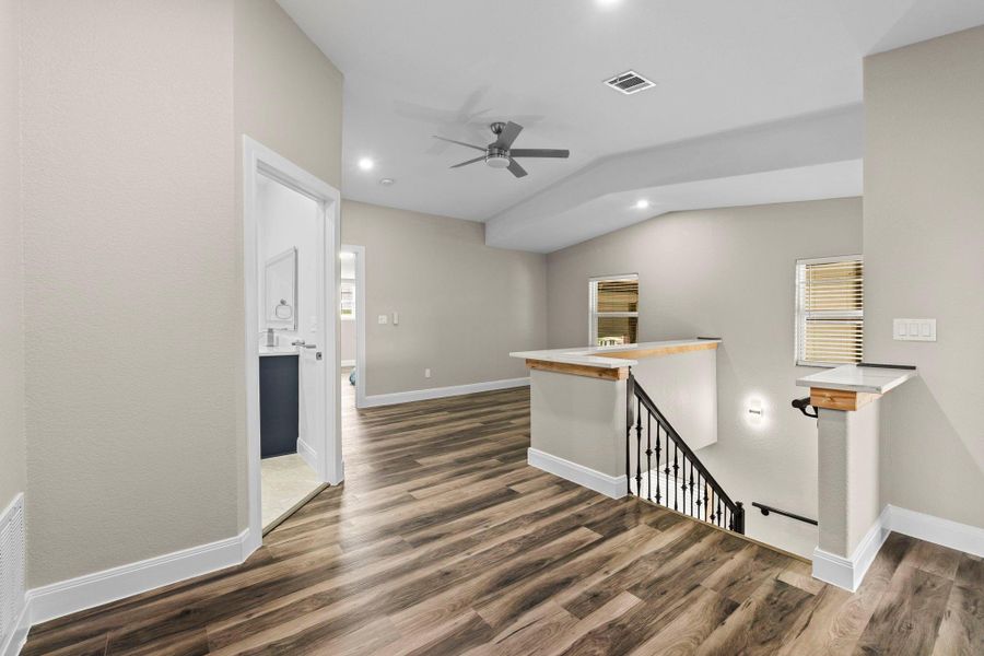 Spacious, unfurnished interior of a new home in , Floresville (Image 21).