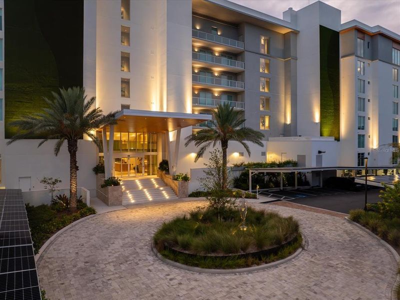 Condo located in Clearwater, FL showcasing its design and architecture (Image 28).