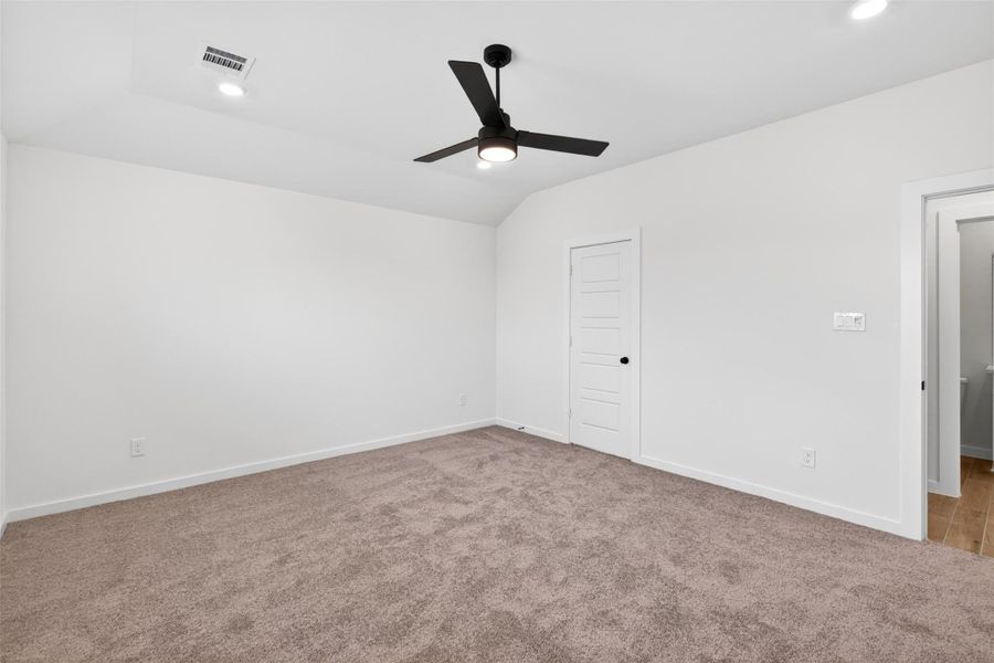 Spacious, unfurnished interior of a new home in , Alvin (Image 28).