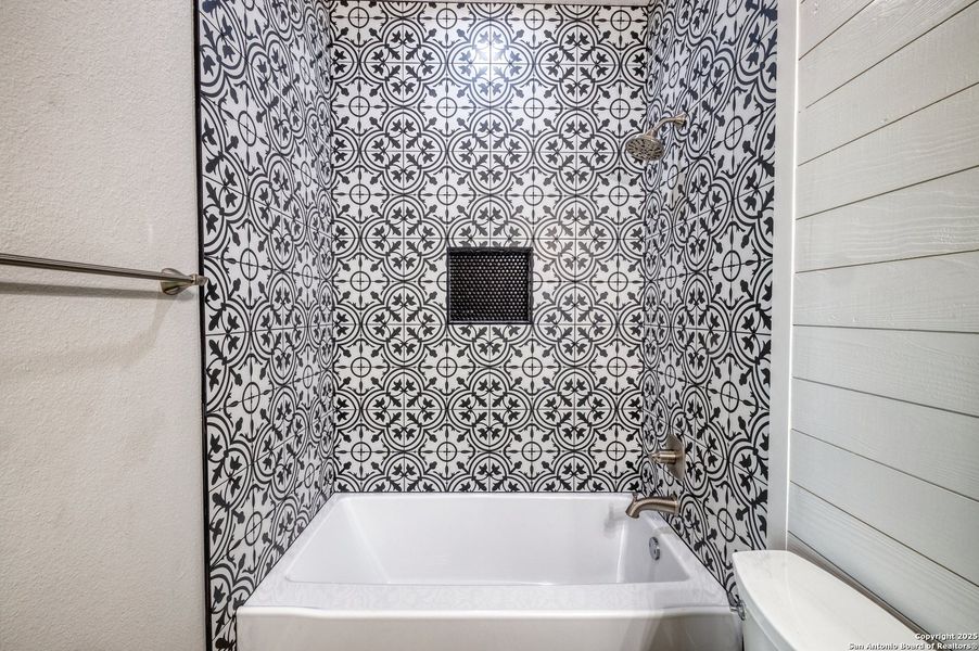 Close-up of interior finishes inside a home in , Uvalde (Image 11).