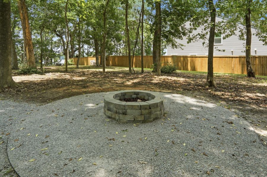 Exterior details and patio area of a home in , Hanahan (Image 4).