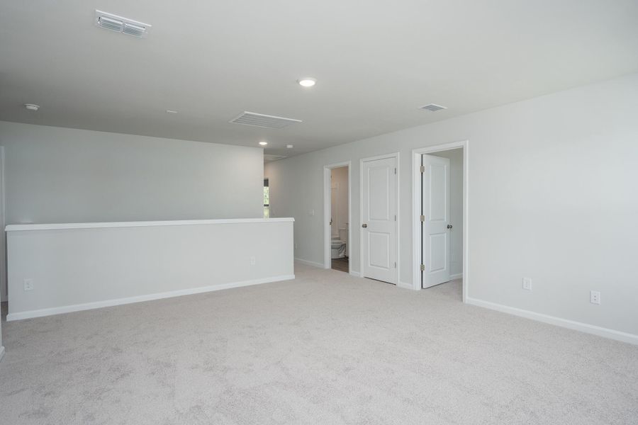 Spacious, unfurnished interior of a new home in Bradford Pointe, Summerville (Image 12).