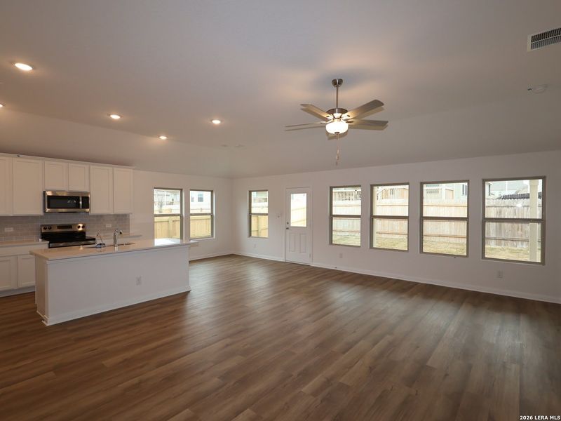 Spacious, unfurnished interior of a new home in Greenspoint Heights, Seguin (Image 22).