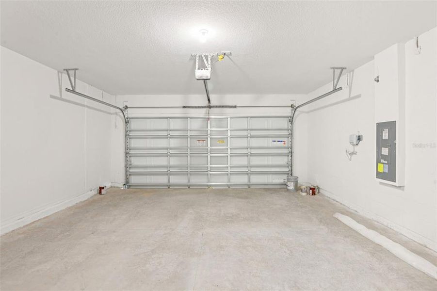 Spacious, unfurnished interior of a new home in Hilltop Vistas, Dade City (Image 30).