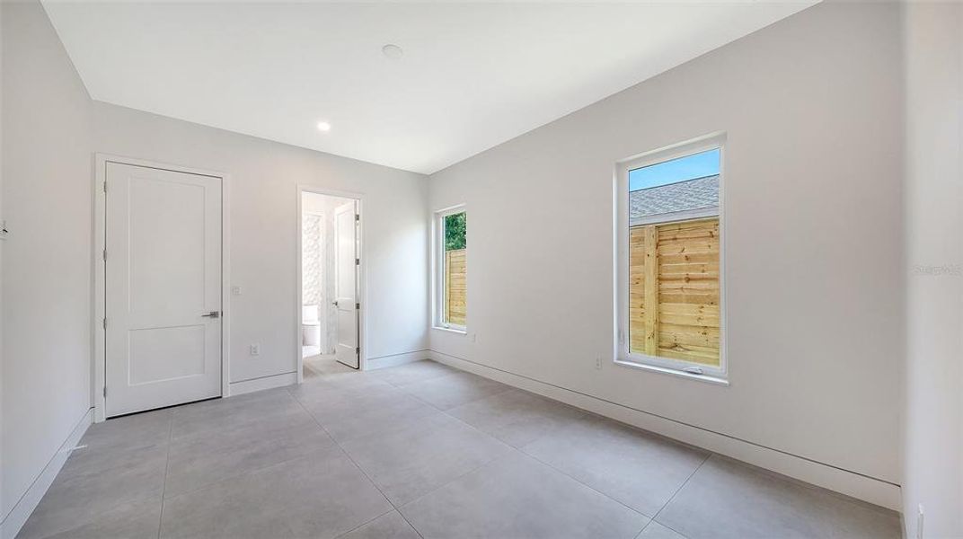 Spacious, unfurnished interior of a new home in , Sarasota (Image 22).