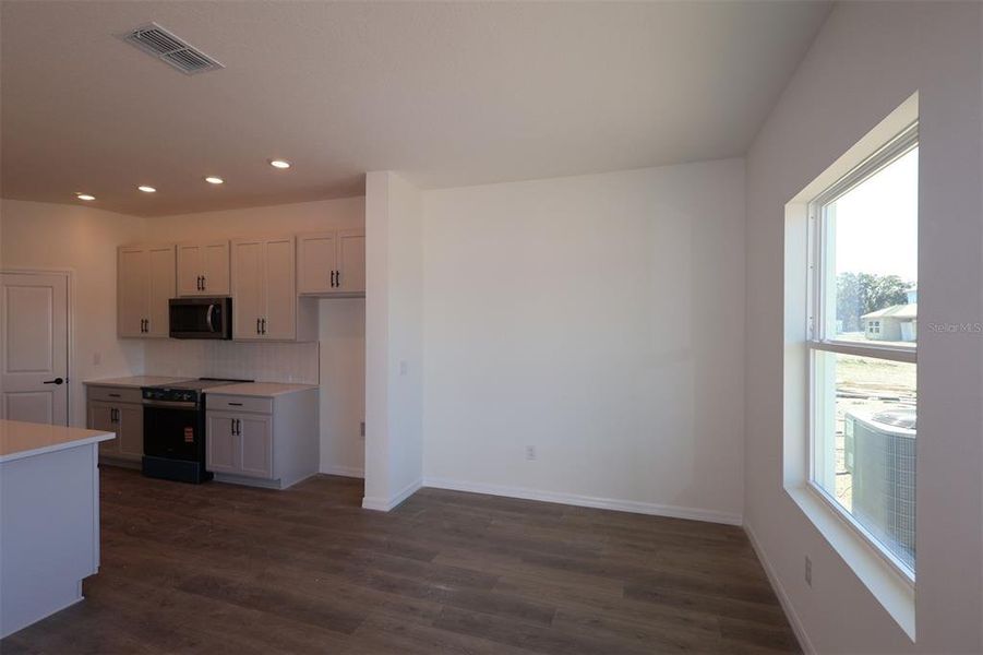 Spacious, unfurnished interior of a new home in Eastlyn, Bradenton (Image 11).