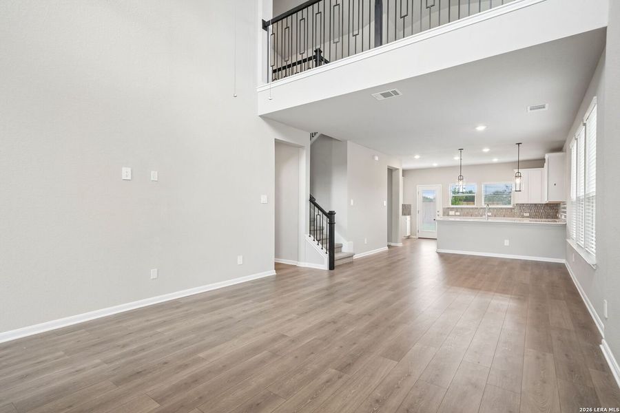 Spacious, unfurnished interior of a new home in Thomas Pond, San Antonio (Image 35).