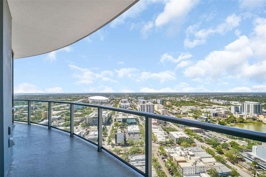 Condo located in St. Petersburg, FL showcasing its design and architecture (Image 27).