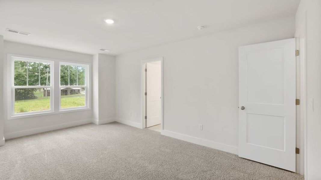 Spacious, unfurnished interior of a new home in Hidden Hills, Spartanburg (Image 31).