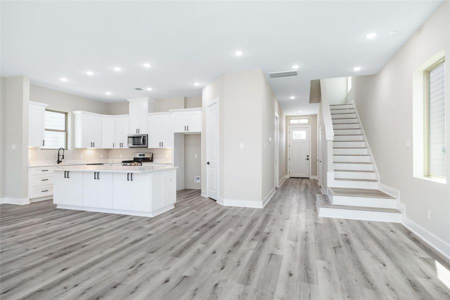 Spacious, unfurnished interior of a new home in , Houston (Image 17).