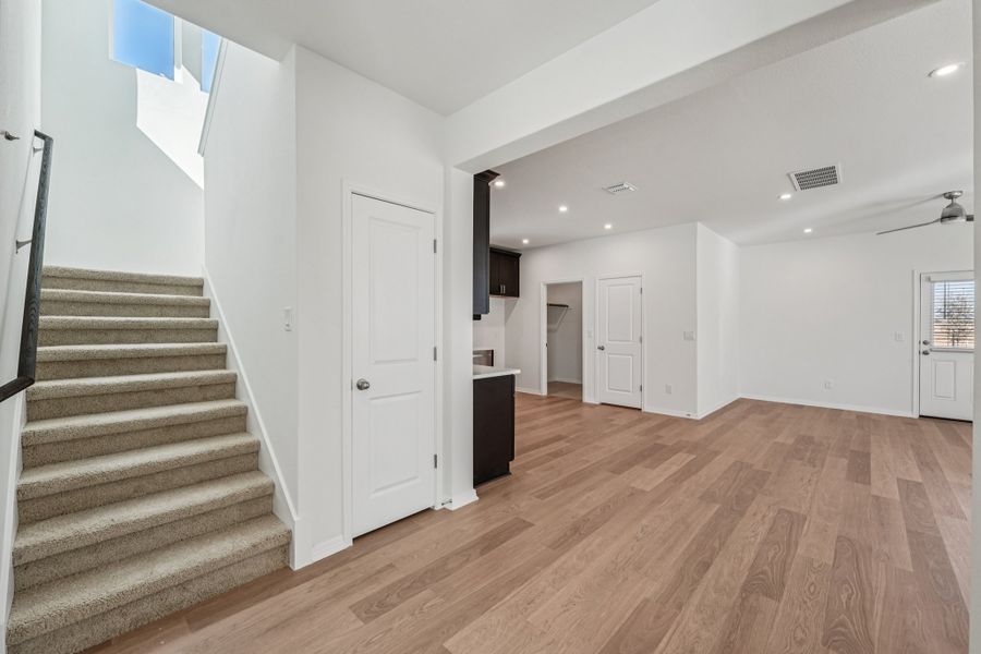 Spacious, unfurnished interior of a new home in Porter Country, Buda (Image 13).