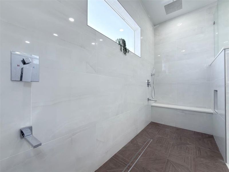 Spacious, unfurnished interior of a new home in , Port Charlotte (Image 25).