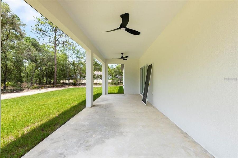 Exterior details and patio area of a home in , Dunnellon (Image 19).