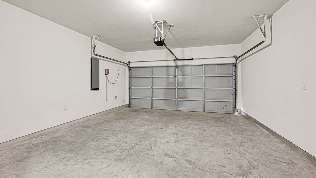 Spacious, unfurnished interior of a new home in Holly Ridge, Rosenberg (Image 30).