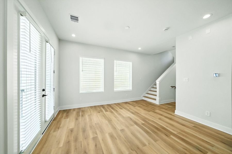 Pictures used for demonstration purposes. Please inquire about final selection. Pictures used for demonstration purposes. Please inquire about final selection.