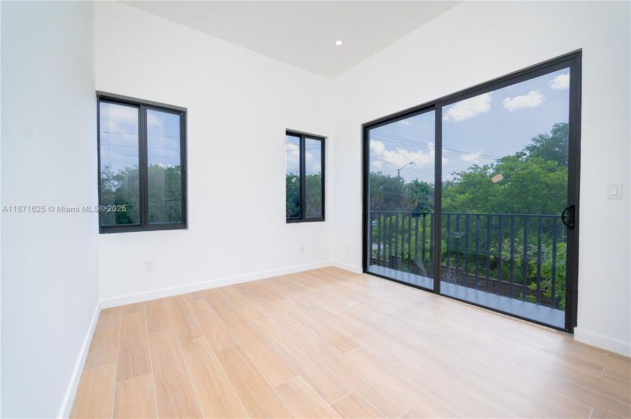 Spacious, unfurnished interior of a new home in , Fort Lauderdale (Image 32).