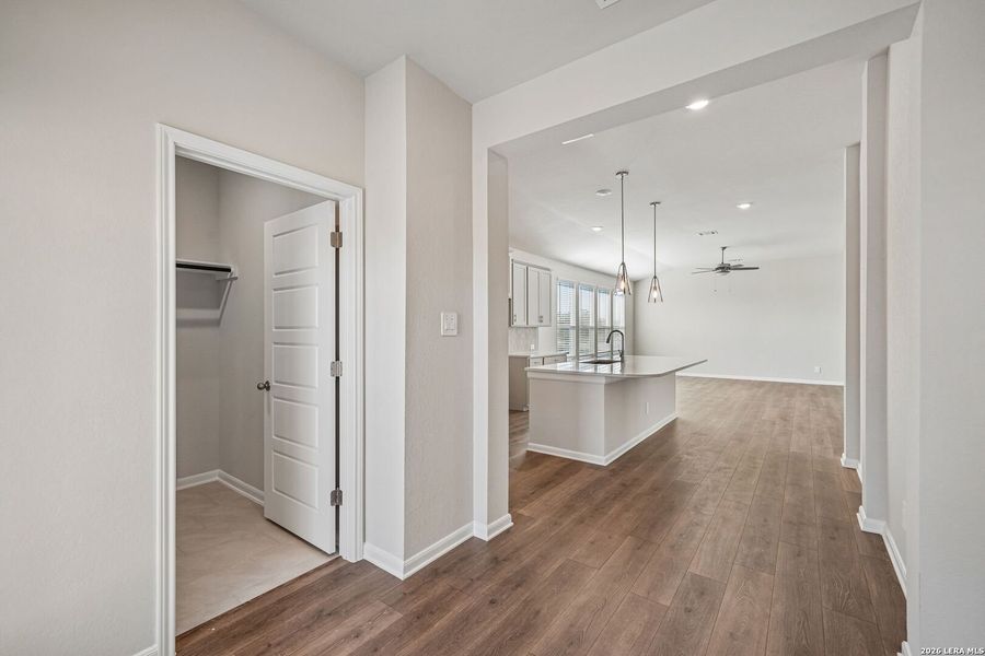 Spacious, unfurnished interior of a new home in Thomas Pond, San Antonio (Image 19).