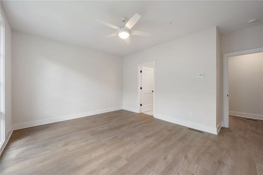 Spacious, unfurnished interior of a new home in , Atlanta (Image 9).