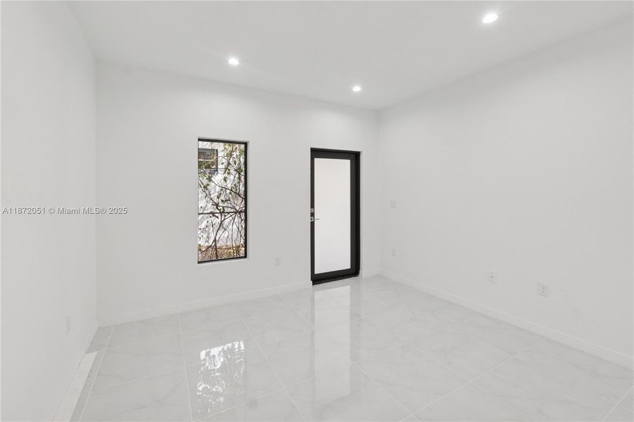 Spacious, unfurnished interior of a new home in , Miami (Image 8).