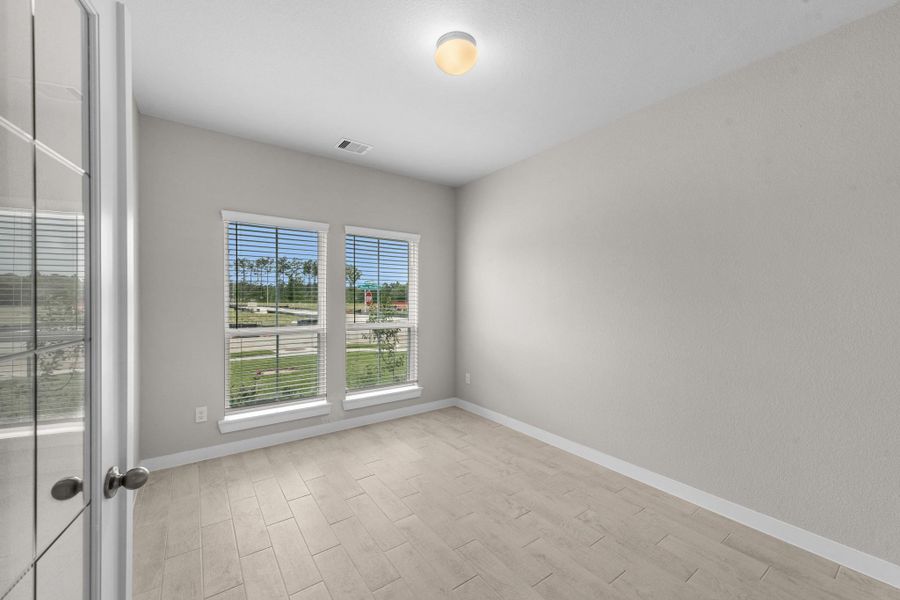 Spacious, unfurnished interior of a new home in Barton Creek Ranch, Conroe (Image 22).