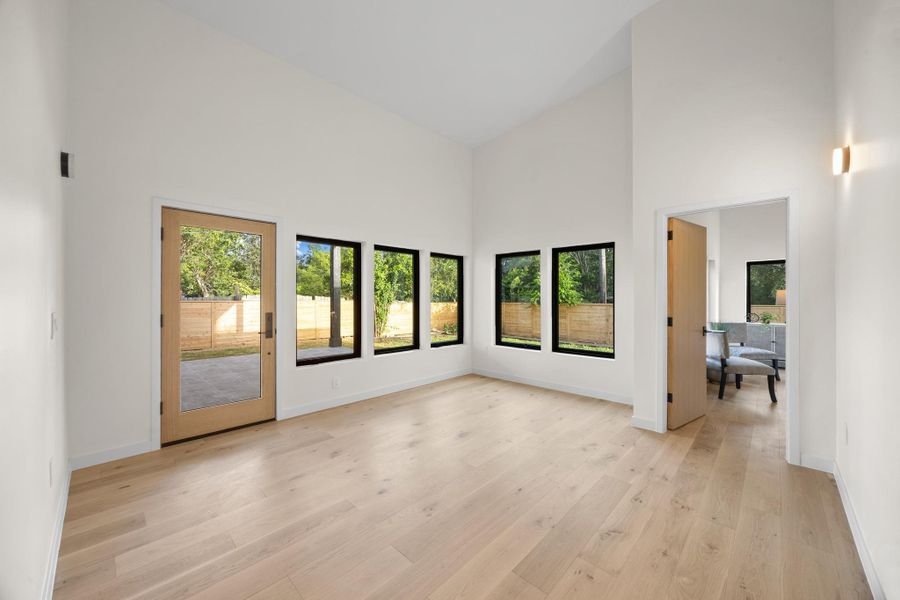 Additional flex space with ample natural light Additional flex space with ample natural light