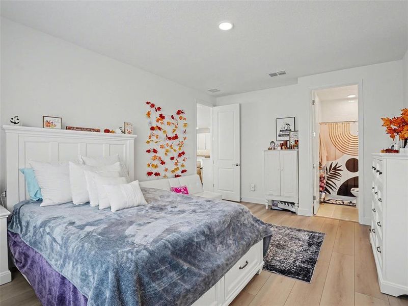 Furnished interior view inside a new home in , Oviedo (Image 9).