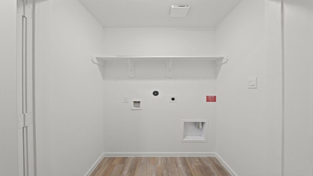 Representative unfurnished interior of a home built from the Barton by D.R. Horton in Lake Conroe Cove, Willis (Image 32).