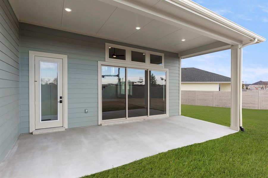 25. 3101 Hoyle - Patio